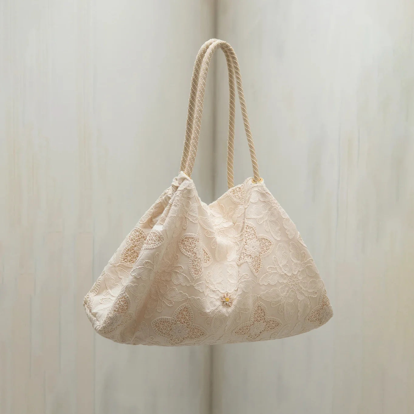 Women White "BINDLE" Embroidered Tote(261BG40KP/edelweiss)