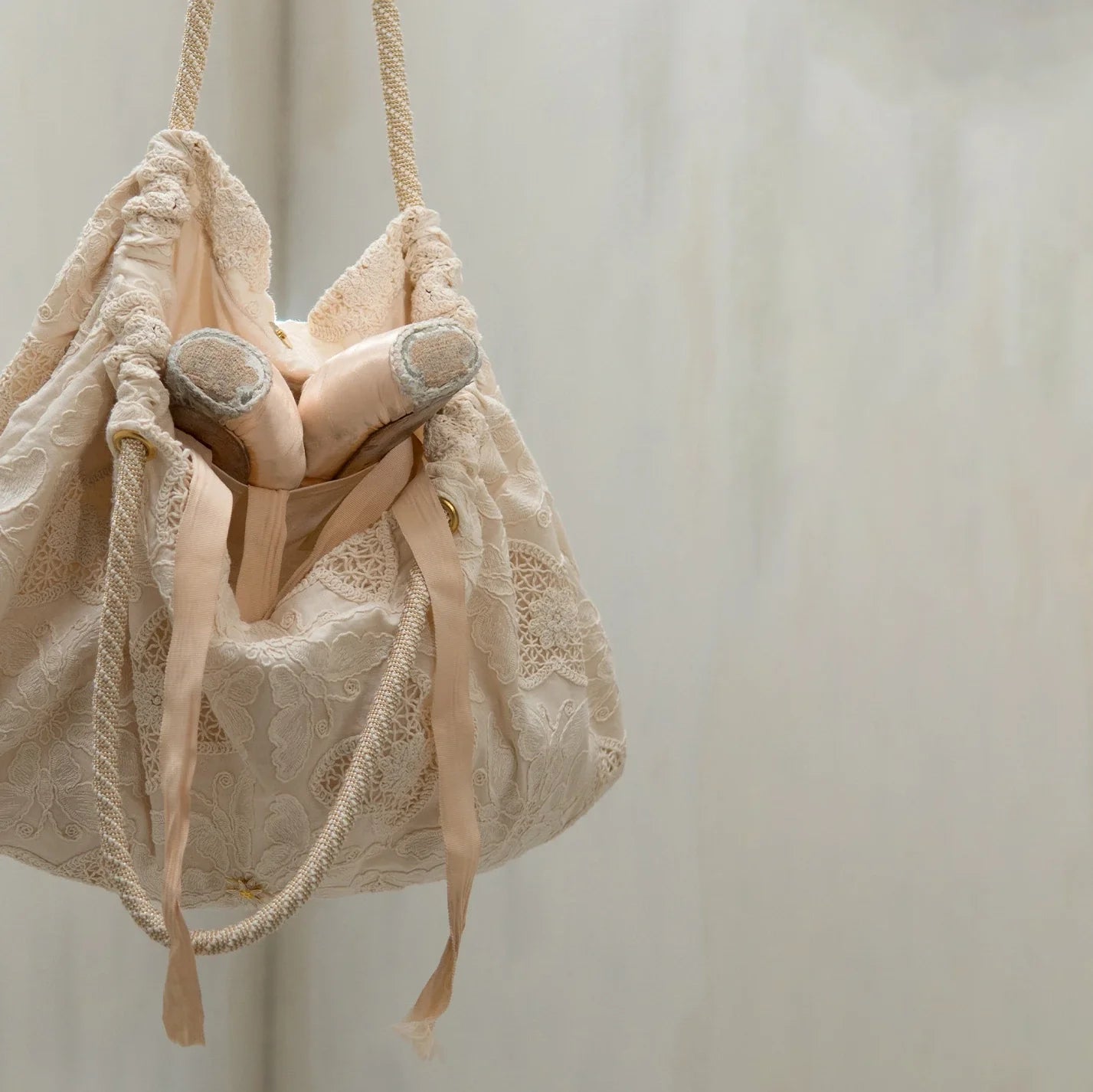 Women White "BINDLE" Embroidered Tote(261BG40KP/edelweiss)